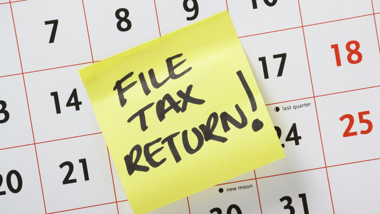 Calendario de fondo con papel amarillo con las palabras "File Tax Return" en inglés, que significa "Radicar Planillas" en español.